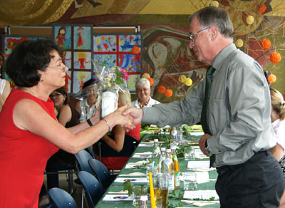 Frau Herzog-Deutscher mit Konrektor Schimanko