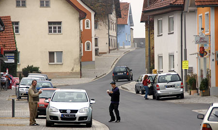 Parkende Autos auf der Hauptstraße