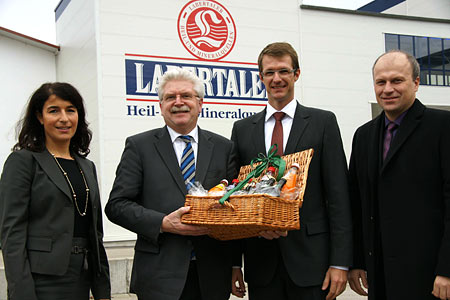 Minister Zeil mit Gastgebern und Geschenkkorb