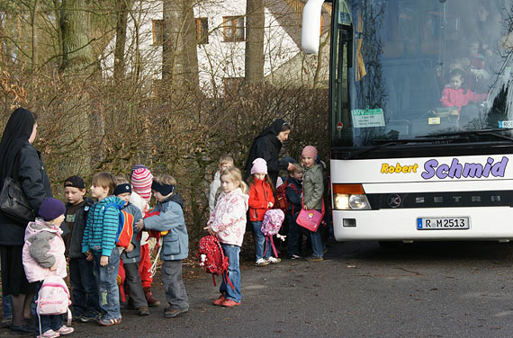 Kinder vor dem Bus