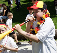 Schüler spielt Vuvuzela