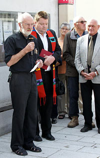 Pfarrer Josef Helm und Thomas Klenner beim Gebet