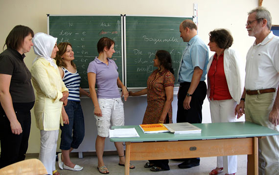 Kursteilnehmerinnen und Lehrkrfte vor der Tafel