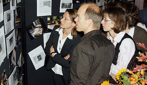 Interessierte Besucher bei der Ausstellung