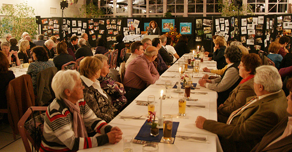 Tisch mit Ehrengästen