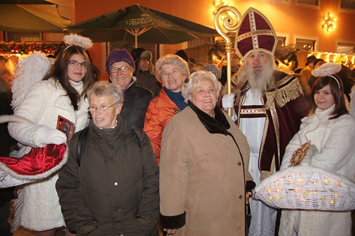 Nikolaus mit Besucherinnen