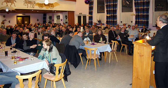 Blick in den Saal mit Teilnehmern