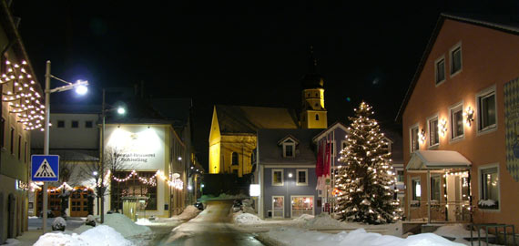 Rathausplatz und Kirche im winterlichen Kleid