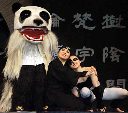 Akrobat im Pandabären-Kostüm