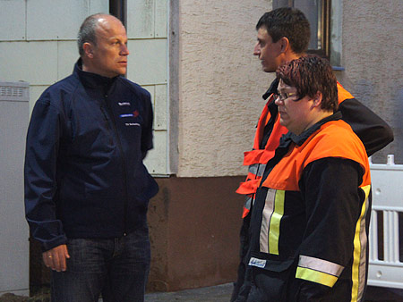 Bgm. Christian Kiendl im Gespräch mit Feuerwehrleuten