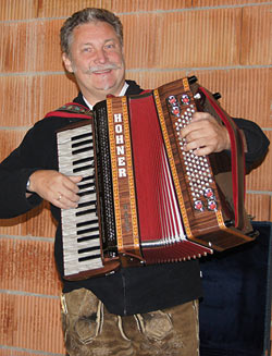 Hans Wenzl, Akkordeon spielend