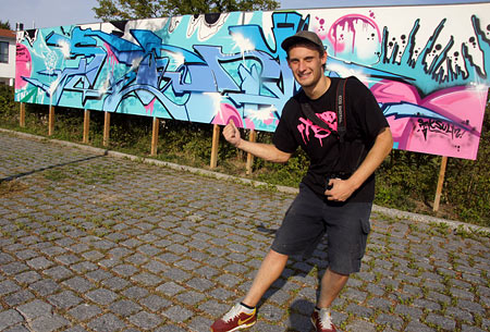 Graffiti-Knstler vor seinem Werk