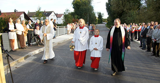 Foto der beiden Pfarrer mit Ministrantinnen