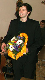 Leiter Christoph Schäfer mit Blumenstrauß