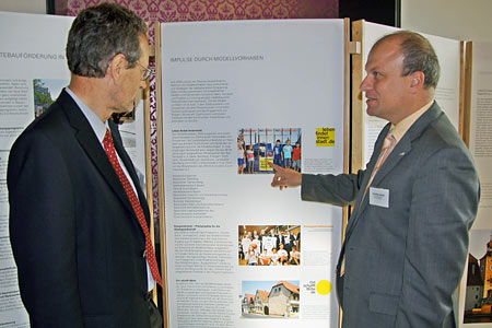 Rudolf Frschl mit Bgm. Christian Kiendl vor einer Info-Tafel